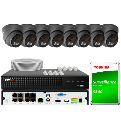 Zestaw do monitoringu składający się z ośmiu czarnych kamer, rejestratora, dysku twardego Toshiba oraz akcesoriów takich jak kable i złącza. Kamery są ułożone w rzędzie nad rejestratorem, a wszystkie elementy są wyraźnie widoczne na białym tle.