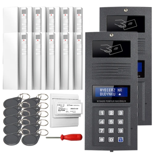 Zestaw domofonowy cyfrowy składający się z panelu z klawiaturą numeryczną, wyświetlaczem oraz kilku białych unifonów. W zestawie znajdują się również breloki zbliżeniowe, śrubokręt i moduł zasilający.
