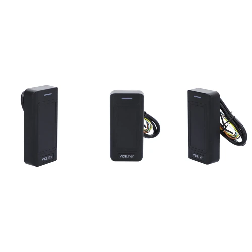 Na zdjęciu znajdują się trzy czarne czytniki kontroli dostępu marki Vidiline, każdy z widocznymi kolorowymi przewodami. Czytniki są przedstawione z różnych perspektyw, ukazując ich prostokątny kształt i minimalistyczny design.