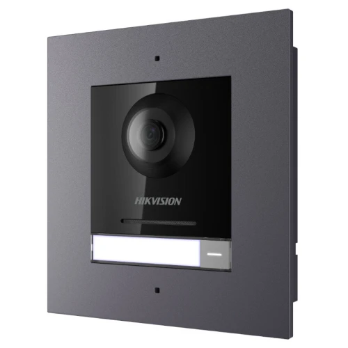 Na zdjęciu znajduje się nowoczesny wideodomofon Hikvision z kamerą o szerokokątnym obiektywie, umieszczony w eleganckiej, ciemnoszarej obudowie. Urządzenie posiada podświetlany panel, co ułatwia jego obsługę w warunkach słabego oświetlenia.