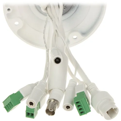 Zdjęcie przedstawia różne złącza kabli kamery, w tym złącza BNC, zasilania i zielone terminale śrubowe. Kable są białe i wychodzą z okrągłej podstawy montażowej.