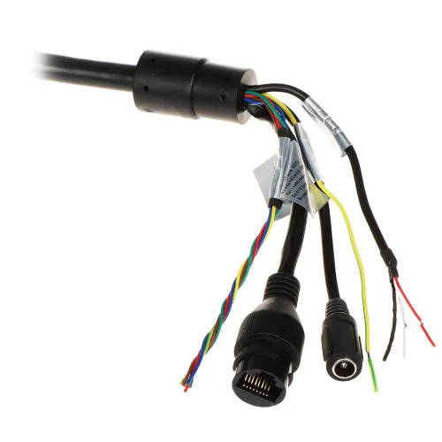 Zbliżenie na zestaw kolorowych przewodów i złączy do kamer, w tym złącze RJ45 i okrągłe złącze zasilania. Przewody są oznaczone etykietami i zabezpieczone plastikowymi opaskami.