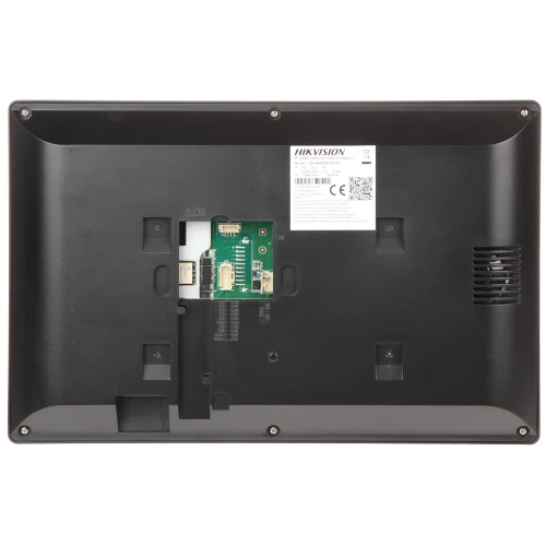 Na zdjęciu znajduje się tylna część urządzenia marki Hikvision, z widocznymi złączami i etykietą informacyjną. Obudowa jest w kolorze czarnym, a złącza są umieszczone na zielonej płytce drukowanej.